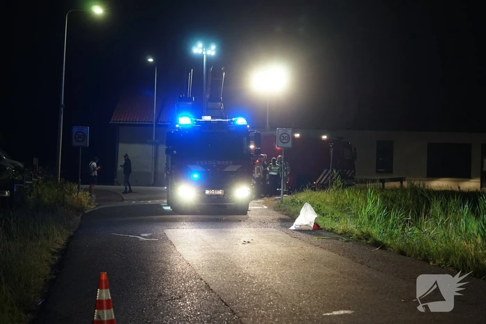 Meerdere gewonden nadat auto op zijn kop in sloot belandt