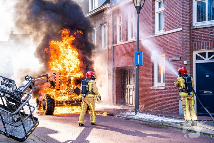 Hoogwerker door brand verwoest