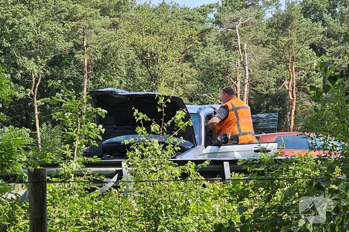 Caravan kantelt en blokkeert snelweg