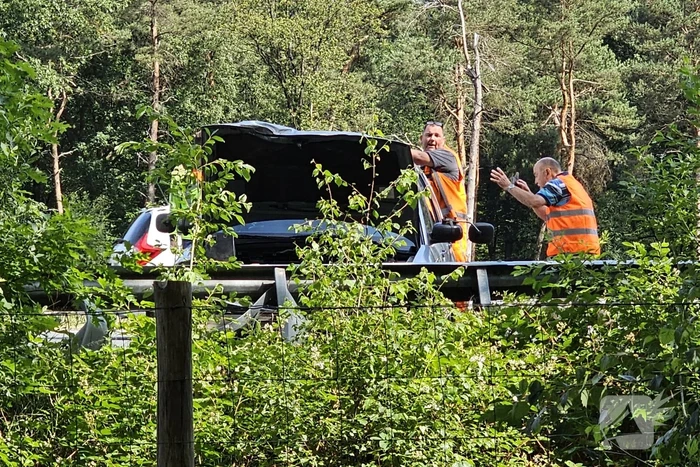 Caravan kantelt en blokkeert snelweg