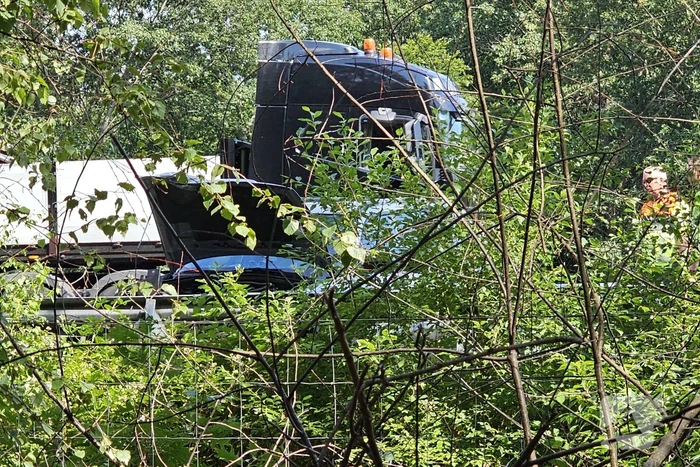 Caravan kantelt en blokkeert snelweg