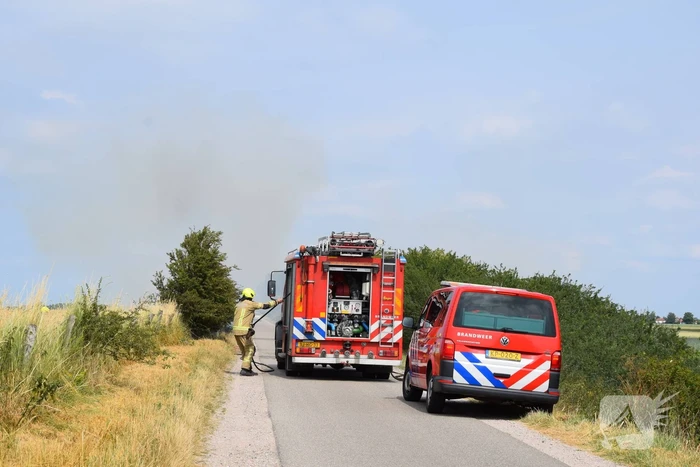 Flinke rook bij brand in berm
