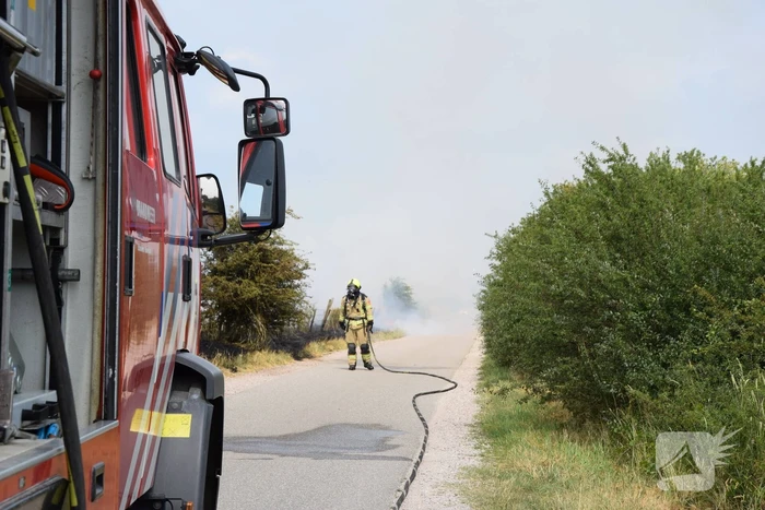Flinke rook bij brand in berm