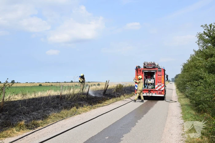 Flinke rook bij brand in berm