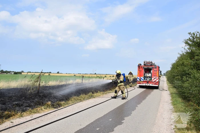 Flinke rook bij brand in berm