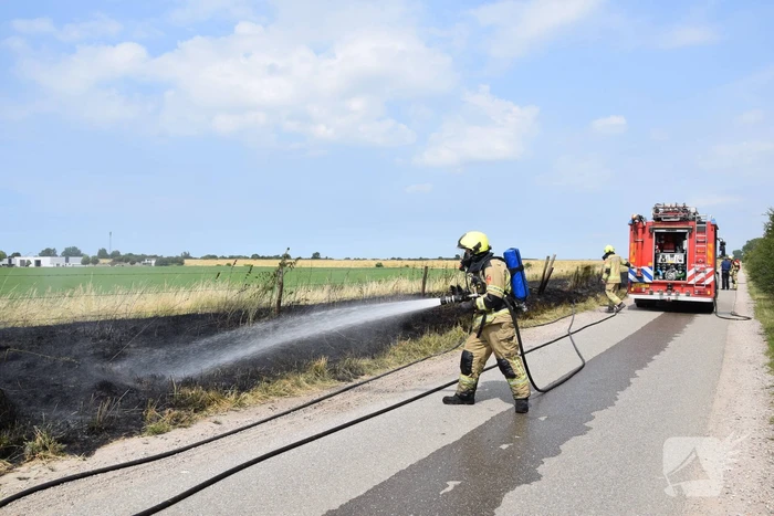 Flinke rook bij brand in berm