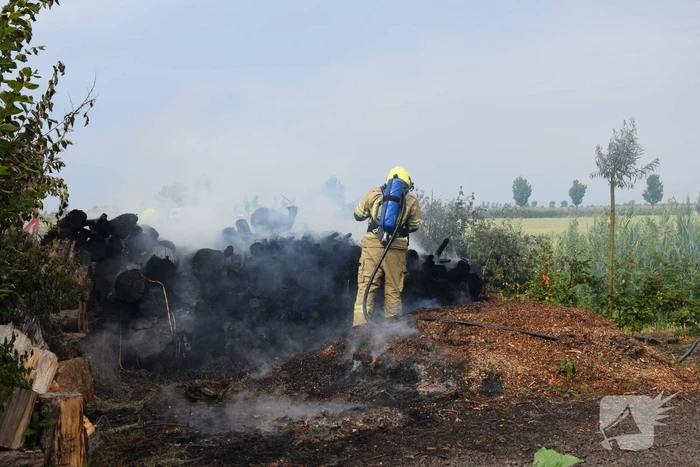 Hevige brand in stapel met houtblokken en snippers