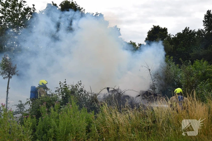 Hevige brand in stapel met houtblokken en snippers
