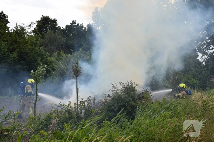 Hevige brand in stapel met houtblokken en snippers