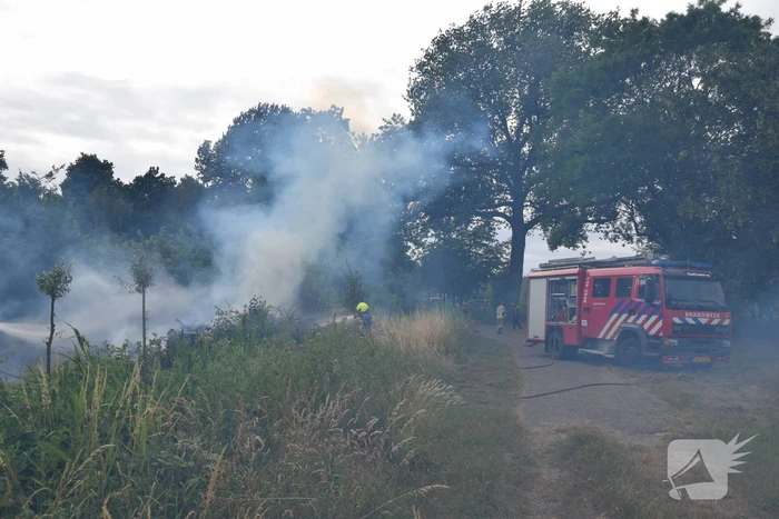 Hevige brand in stapel met houtblokken en snippers
