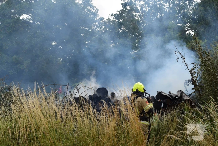 Hevige brand in stapel met houtblokken en snippers