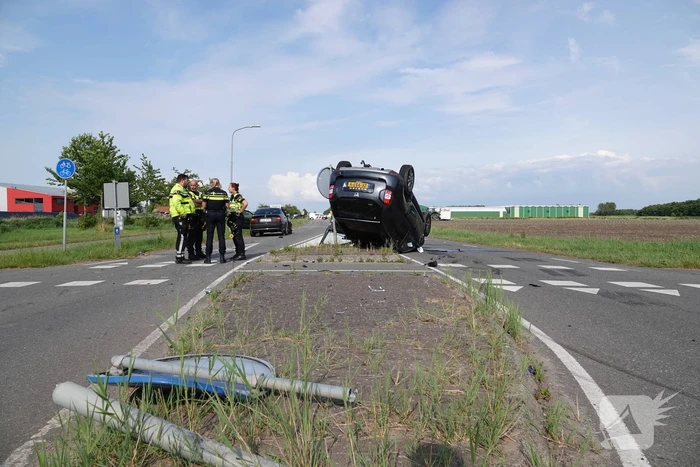 Auto komt op de kop tot stilstand