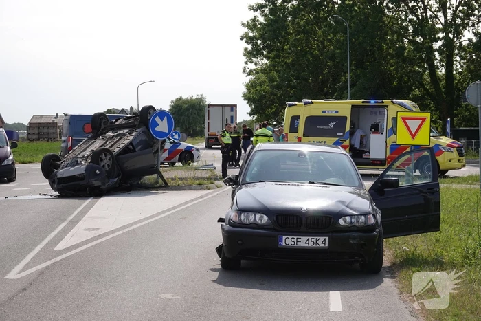 Auto komt op de kop tot stilstand