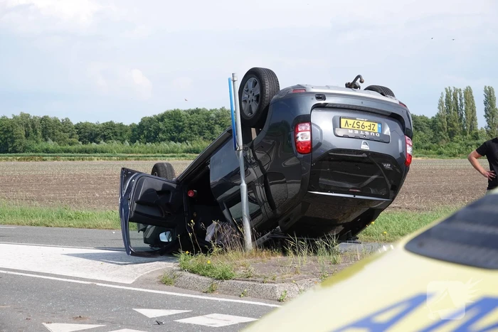 Auto komt op de kop tot stilstand
