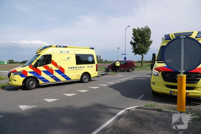 Auto komt op de kop tot stilstand