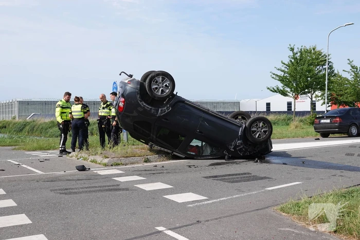Auto komt op de kop tot stilstand