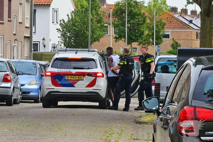 Politie in kogelwerende vesten houden verdachte aan