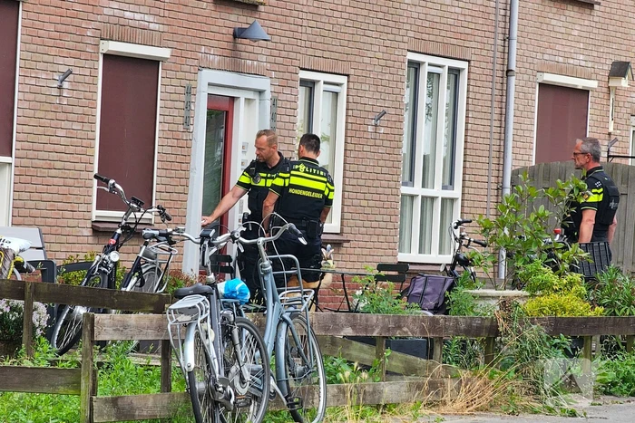 Politie in kogelwerende vesten houden verdachte aan