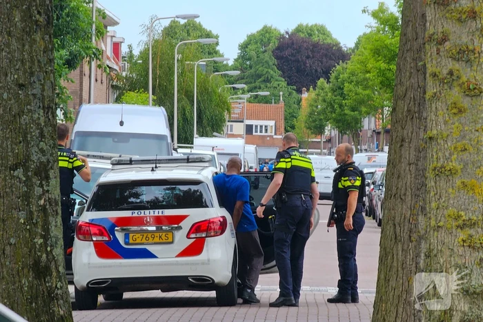 Politie in kogelwerende vesten houden verdachte aan