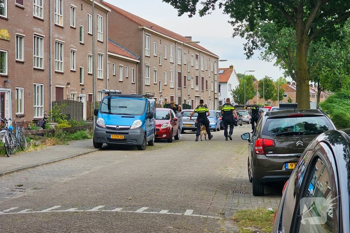 Politie in kogelwerende vesten houden verdachte aan