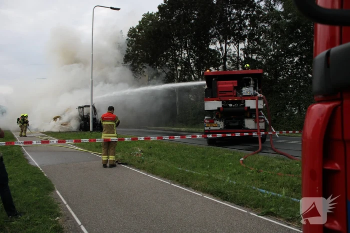 Tractor met strowagen uitgebrand