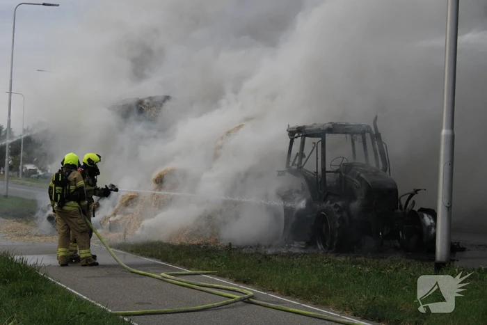 Tractor met strowagen uitgebrand