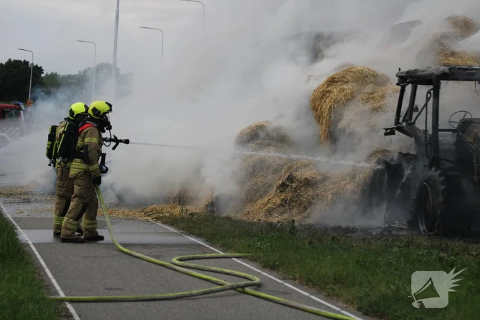 Tractor met strowagen uitgebrand