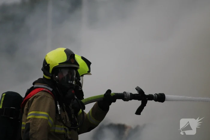 Tractor met strowagen uitgebrand