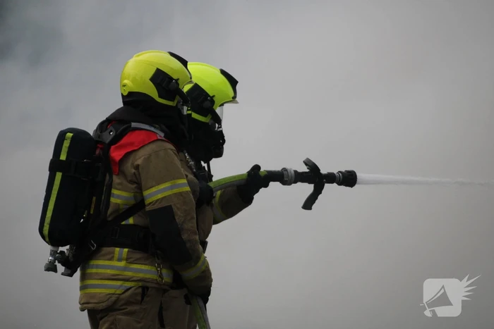 Tractor met strowagen uitgebrand