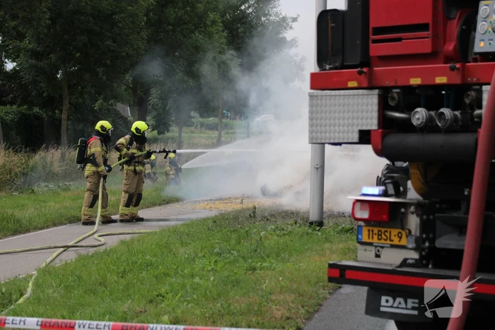 Tractor met strowagen uitgebrand