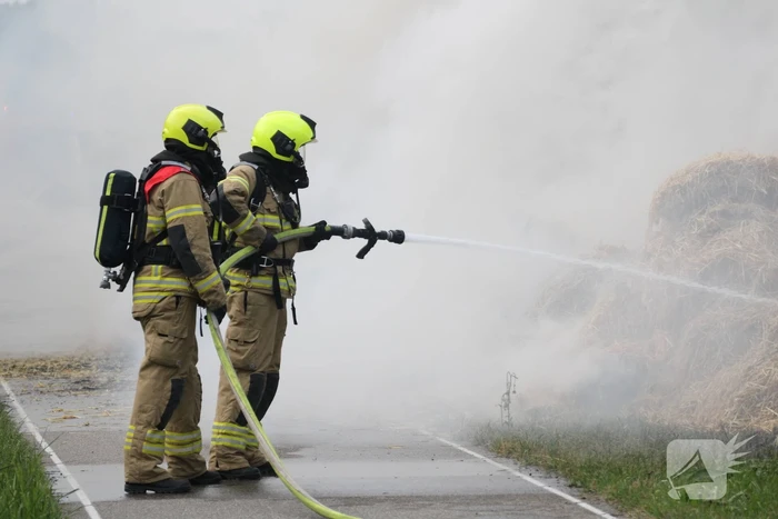 Tractor met strowagen uitgebrand