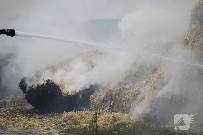 Tractor met strowagen uitgebrand
