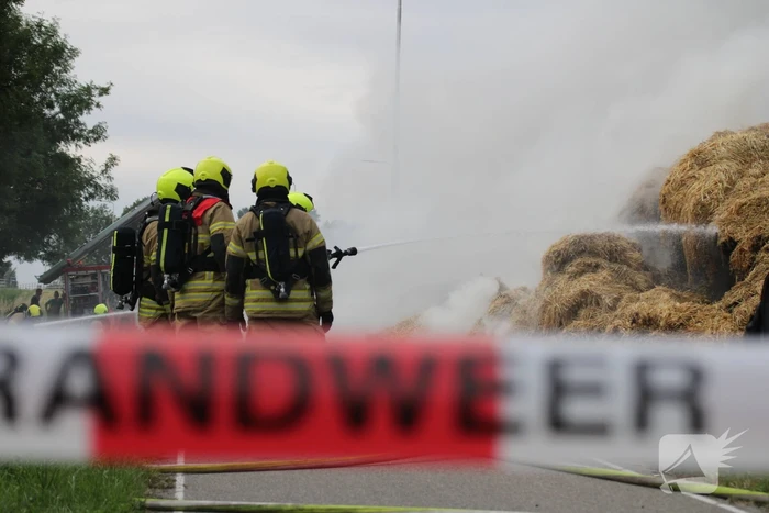 Tractor met strowagen uitgebrand
