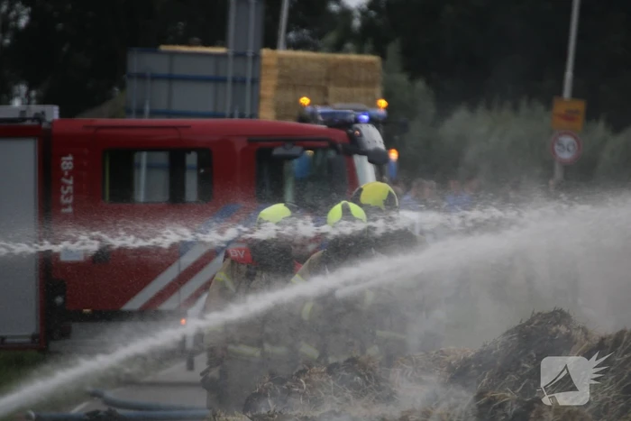 Tractor met strowagen uitgebrand