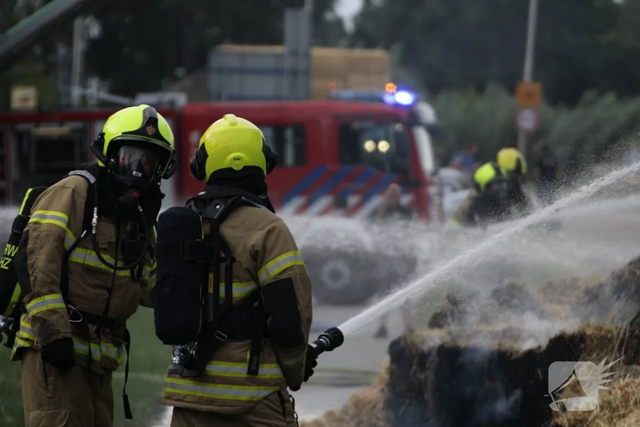 Tractor met strowagen uitgebrand