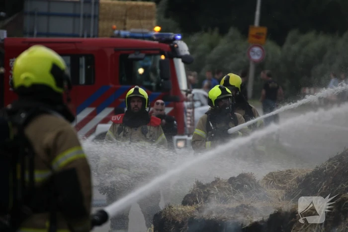 Tractor met strowagen uitgebrand