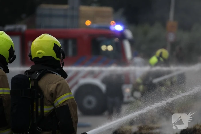 Tractor met strowagen uitgebrand