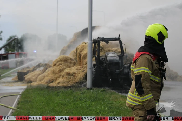 Tractor met strowagen uitgebrand