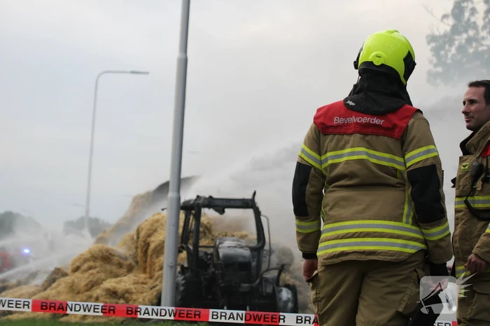 Tractor met strowagen uitgebrand