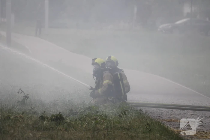Tractor met strowagen uitgebrand