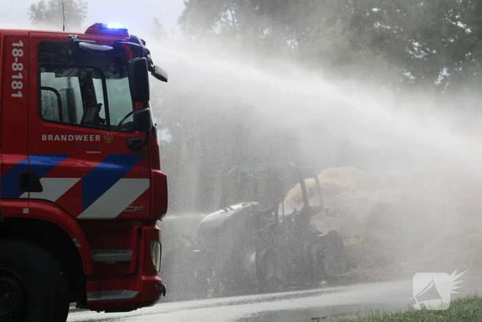 Tractor met strowagen uitgebrand