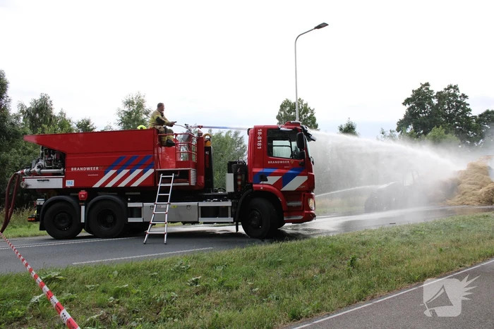Tractor met strowagen uitgebrand