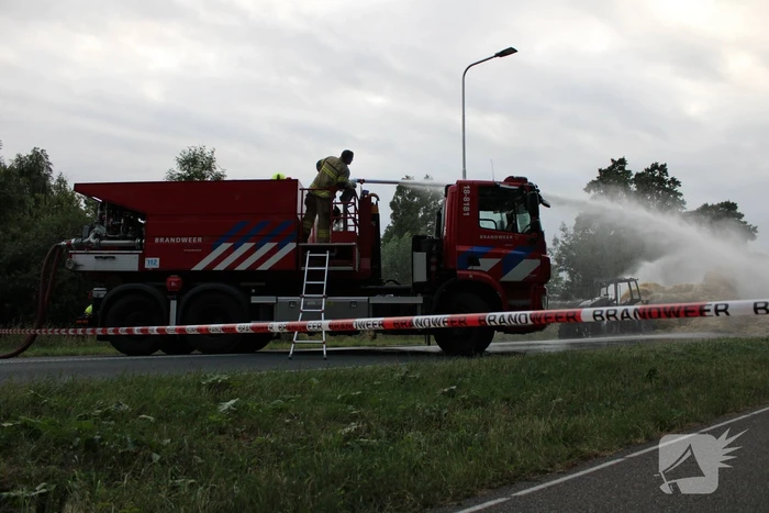 Tractor met strowagen uitgebrand