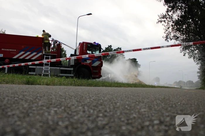 Tractor met strowagen uitgebrand