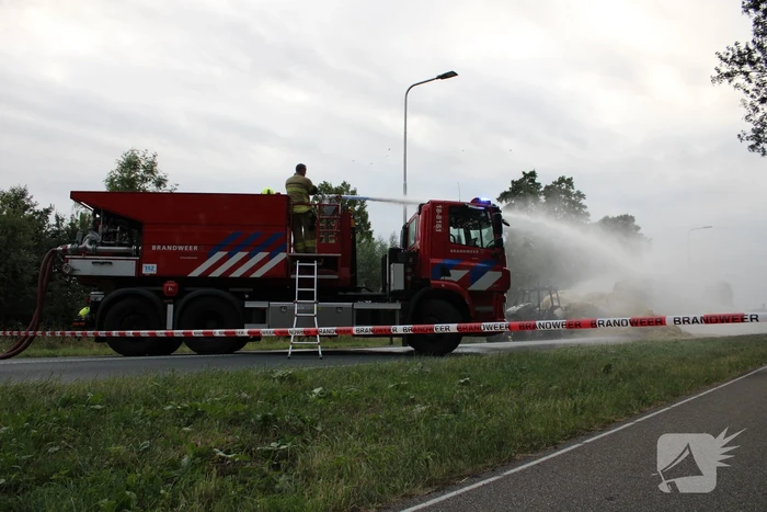 Tractor met strowagen uitgebrand