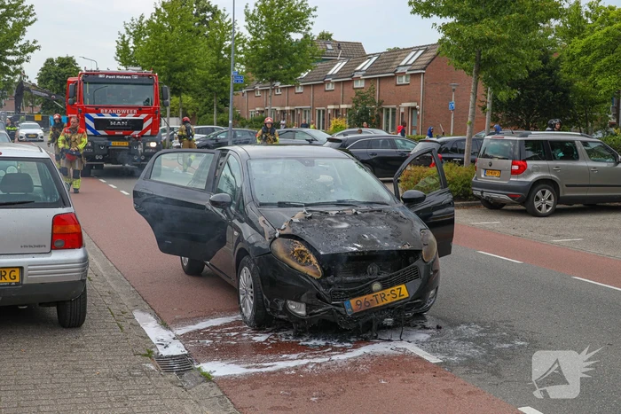 Auto vliegt in brand tijdens rijden