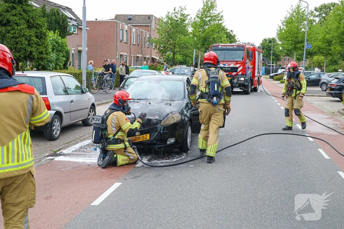 Auto vliegt in brand tijdens rijden