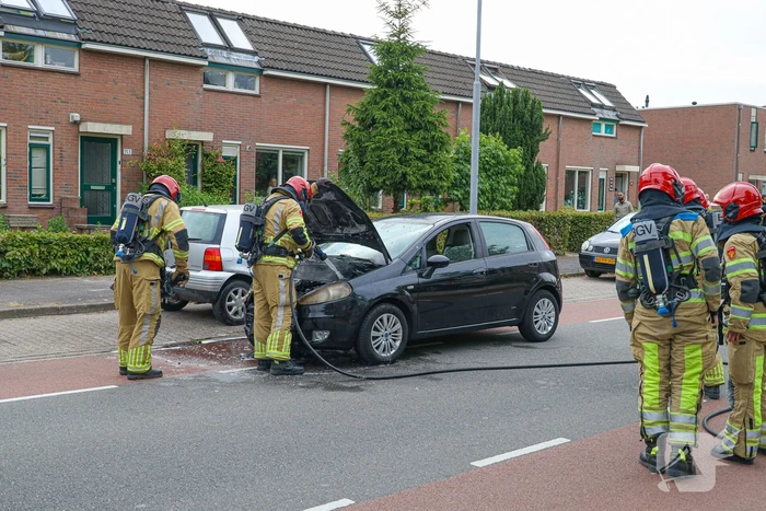 Auto vliegt in brand tijdens rijden