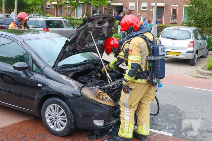 Auto vliegt in brand tijdens rijden