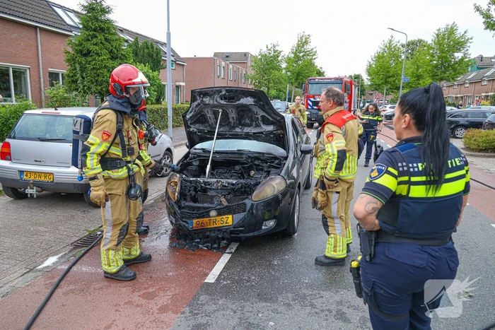 Auto vliegt in brand tijdens rijden